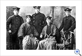 仙台医专日本同学举办的欢送会 1906年3月 最左边是周树人。据说是在一番町吃了甜食之后，拍摄了纪念合影。