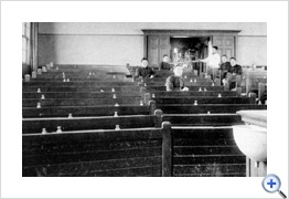 仙台医専六号教室の「幻灯機」
いわゆる「魯迅の階段教室」。ドイツ語・物理学・化学などの基礎科目の教室として使われたほか、細菌学などの幻灯写真を上映する幻灯機も置かれていた。