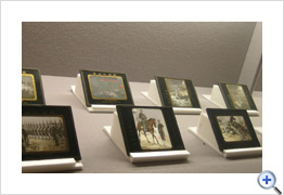 仙台医専で使用された幻灯用のガラス板/当館蔵
戦争の場面が描かれるが、魯迅が述べているような「処刑」の画面は見あたらない。